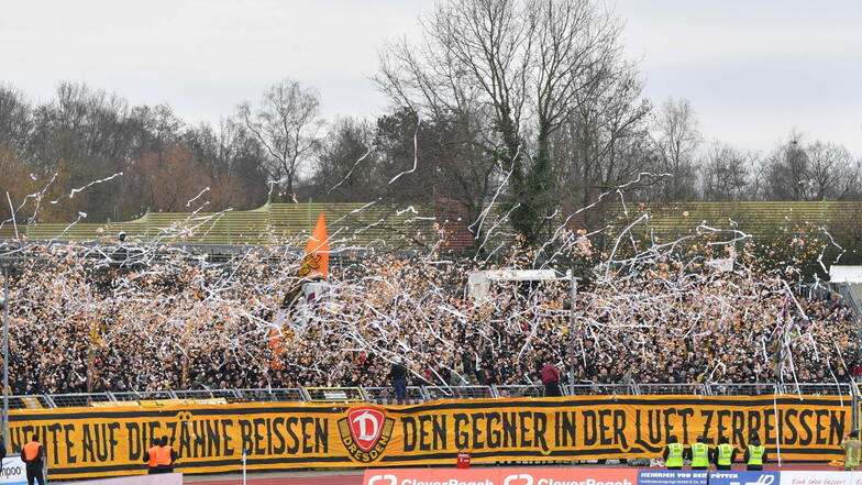 Zahlreiche Dynamo-Fans sind nach Oldenburg angereist, sie sehen einen weitgehend uninspirierten Auftritt ihrer Mannschaft in der ersten Halbzeit.