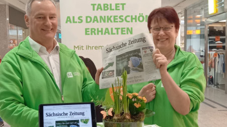 Christian Seidel und Michaela Schömmel präsentieren das digitale Angebot der SZ am Freitag im Lausitz-Center Hoyerswerda.