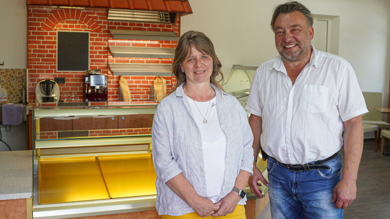 Marion Harnisch und Steffen Knötig im Café-Tippl im alten Bahnhof Taubenheim. Ab 15. Juli gibt es im Ort dann wieder frische Brötchen und Kuchen. In der anderen Haushälfte sollen bald weitere Räume für Knötigs Firma Akkusolar entstehen.