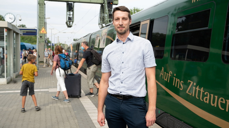 Robert Aschenbrenner vom Trilex kümmert sich um den Schienenersatzverkehr zwischen Dresden-Klotzsche und Radeberg. Der laufe mittlerweile schon besser als am Anfang, sagt er. Trotzdem gibt es Verbesserungsideen.