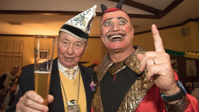 Bei den Feiern im Copitzer Brauhaus fühlte sich Dieter Schmees wohl, hier beim Fasching 2016 mit dem damaligen Pirnaer Stadtwerkechef Olaf Schwarze.