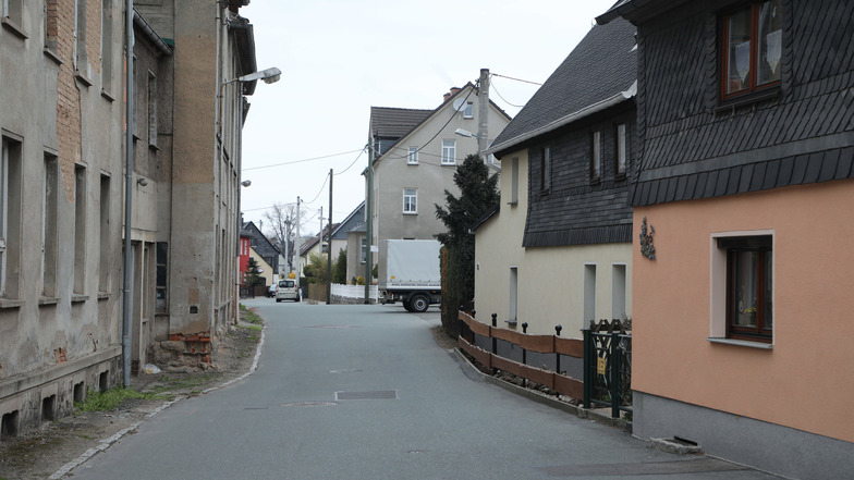 Die St. Jacober Nebenstraße in Mülsen.  Hier wurde am 11. April ein 13-jähriges Mädchen von einem Mann in einen Kleintransporter gezerrt und entführt. Das Mädchen wehrte sich und konnte fliehen.