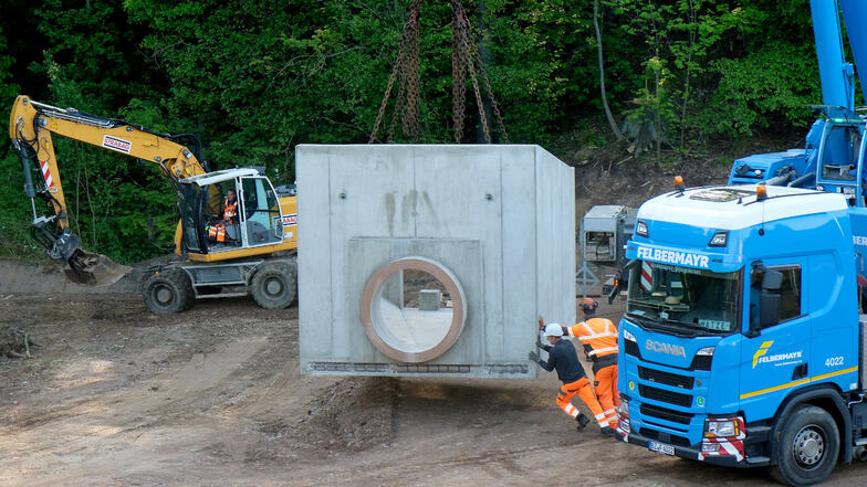38 Tonnen wiegt dieser Bauklotz. Das sogenannte Auslaufbauwerk ist ein Teil für die Hochwasser-Schutzmaßnahme im Klipphausener Ortsteil Reichenbach.