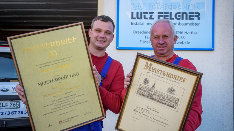 Marco (links) und Lutz Felgner zeigen ihre Meisterbriefe.