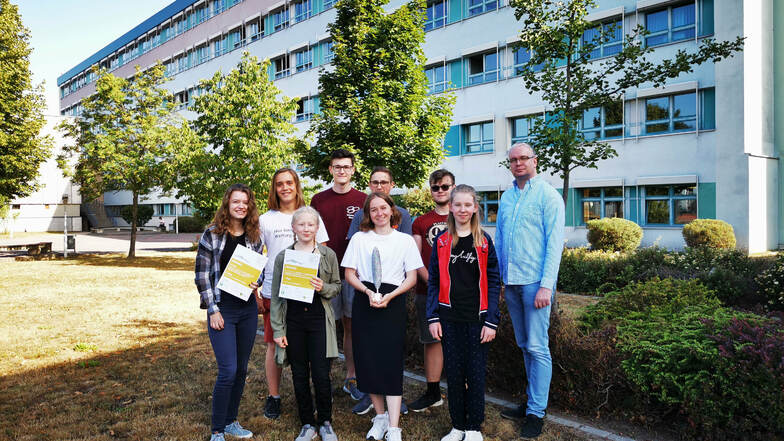 Sie holten den ersten Platz: Die Redakteure des Lessinggymnasiums Kamenz brachten die beste Schülerzeitung Sachsens in der Kategorie Gymnasium heraus. Betreut werden sie von Lehrer René Krauß.