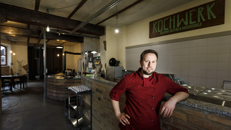 Das Bistro Kochwerk in einem Hinterhaus am Demianiplatz nahe der Ecke zur Luisenstraße bietet vegane Küche. Sebastian Sarfert ist jetzt sein eigener Chef und hat sein Hobby zum Beruf gemacht.