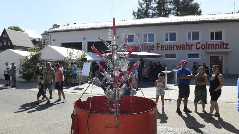 Zur Eröffnung veranstaltete die Feuerwehr Colmnitz am Sonnabend einen Tag der offenen Tür - mit Spritzenbrunnen.