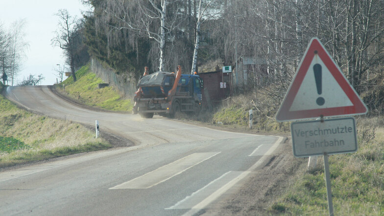 Ein Lkw biegt in den Steinbruch Reinsdorf ein. Dieser wird nach der Stilllegung im Jahr 2000 wieder verfüllt.