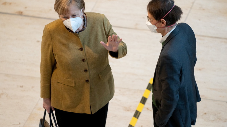 Bundeskanzlerin Angela Merkel (CDU) und Karl Lauterbach, SPD-Gesundheitsexperte, am Donnerstag im Bundestag. Lauterbach kritisiert die angekündigten Lockerungen des Bundes.