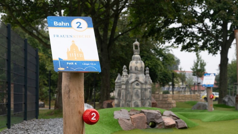 Die Miniatur der Frauenkirche ist einer der Höhepunkte der neuen Minigolf-Anlage in Ullersdorf.