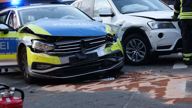Ein Streifenwagen wurde bei einem Unfall in Leipzig erheblich beschädigt.