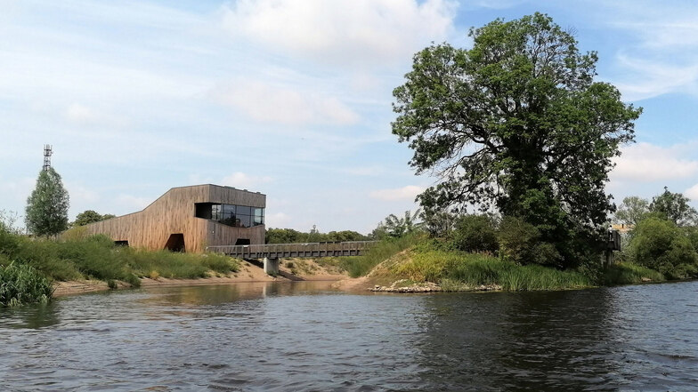 Das 2015 zur Bundesgartenschau in der Havelregion eröffnete „Haus der Flüsse“ erinnert mit seiner Fassadenoptik an so etwas wie ein Stück Treibholz.