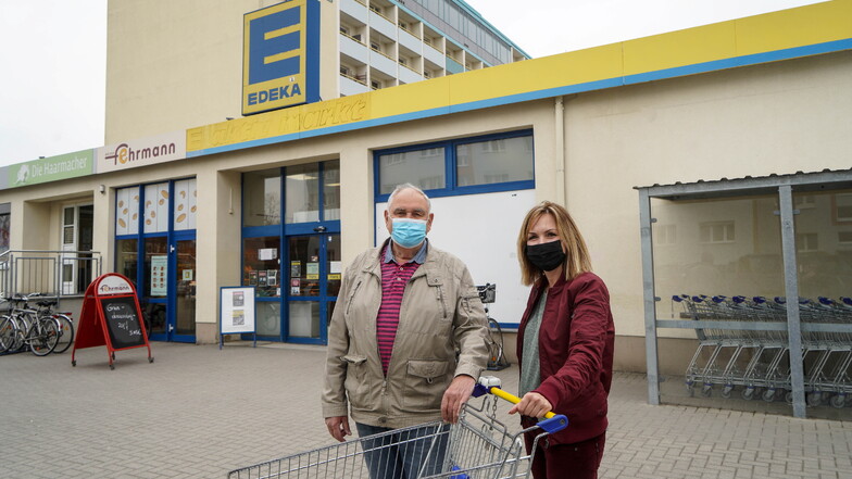 Klaus Müller und seine Tochter Annekatrin sorgen sich, dass der Edekamarkt im Bautzener Allendeviertel noch eher schließt, als bisher bekannt.
