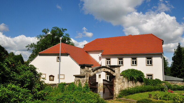 Mitten in Herwigsdorf, nahe Schule und Sportplatz, steht die frühere Mühle an der Dorfstraße. Hier soll die besondere Bücherei einziehen.