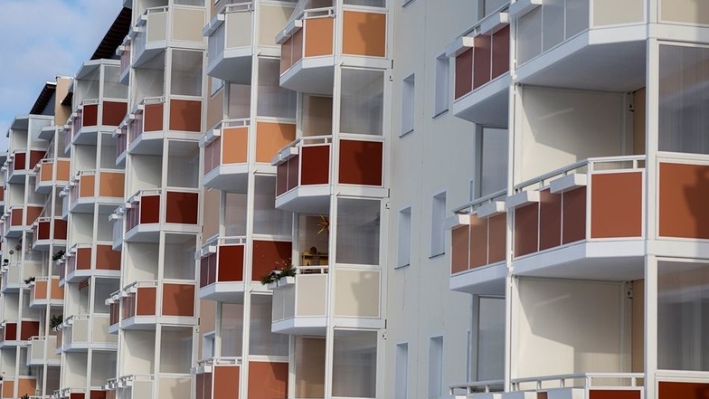 Die Häuserzeile Lausitzer Straße 8 bis 18 in Königshufen hat bei der Sanierung neue, große Balkone erhalten. Mittlerweile sind hier nun alle 60 Wohnungen vergeben.