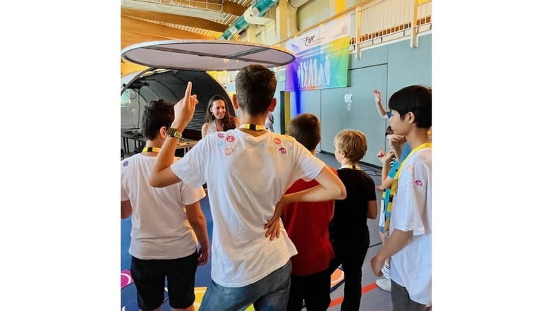 Schüler des Gymnasiums Coswig auf dem Erlebnisparcours in der Mehrzweckhalle Priestewitz.