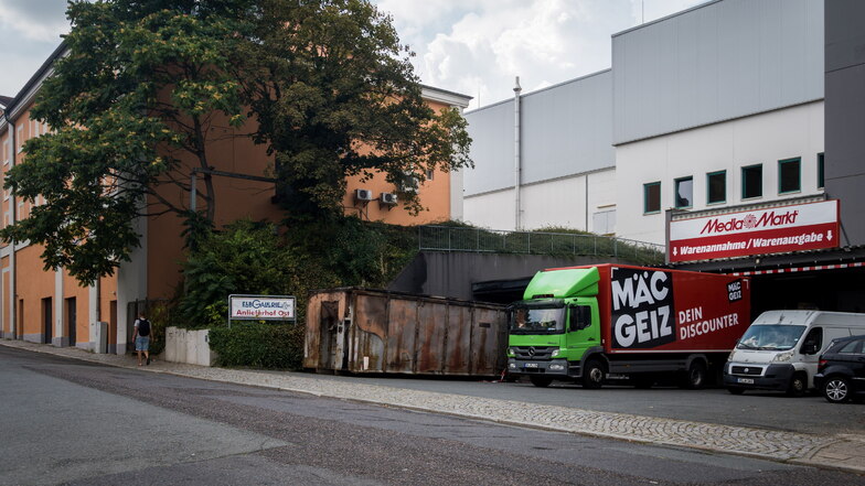 Riesa: Erneuter Containerbrand im Elbgalerie-Lieferhof