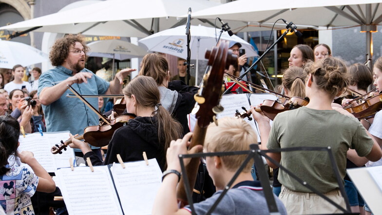 Das Jugendsinfonieorchester unter Dalibor Tuz begeisterte mit einem Abba-Medley beim XXL-Podium der Musikschule auf dem Görlitzer Untermarkt.