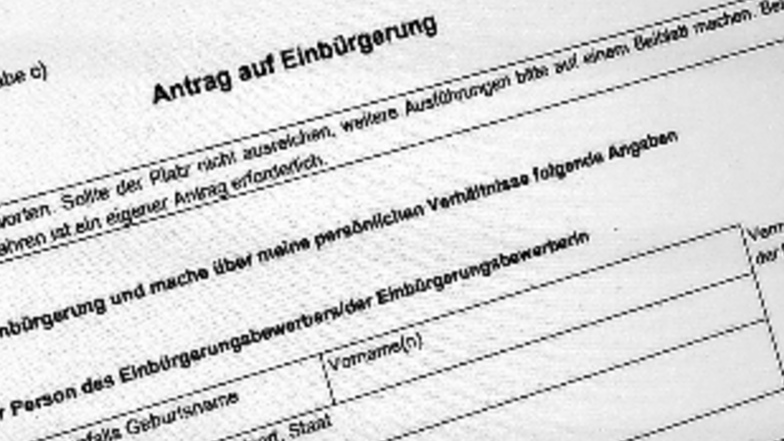 Es ist gar nicht so leicht, einen Einbürgerungsantrag ohne fremde Hilfe auszufüllen. Da hätte wohl manch Deutscher auch Probleme.