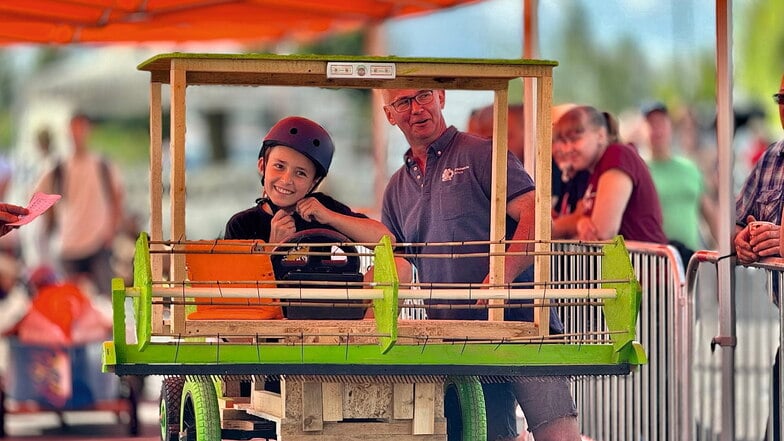 Lucien Zettler (10), Preisträger der schönsten Seifenkiste, auf der Startrampe mit seinem Mähdrescher, der vorn sogar ein eingebautes Tablet hatte.