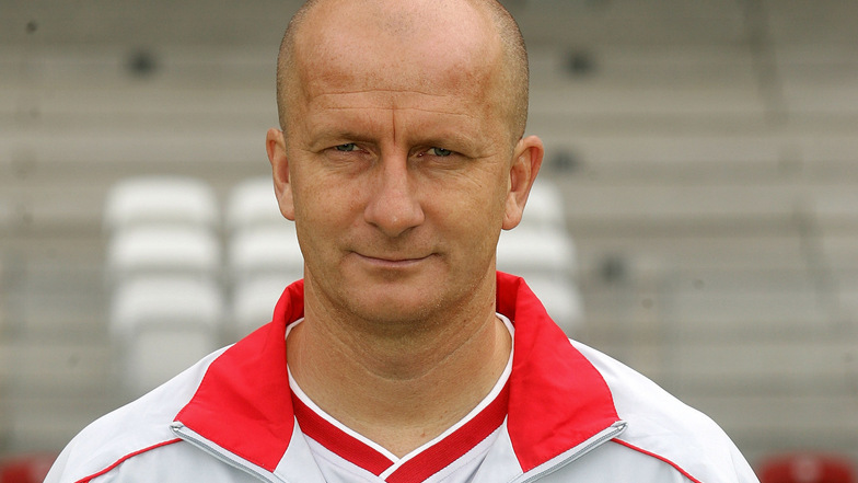 Thomas Hoßmang zu seiner Zeit als Co-Trainer des FC Energie Cottbus 2007. Zwischen 1994 und 1996 absolvierte der 53-Jährige 51 Pflichtspiele für Dynamo Dresden. Nach dem Bundesliga-Zwangsabstieg 1995 war der Libero sogar Kapitän der Schwarz-Gelben.