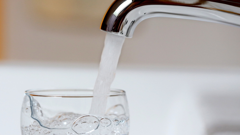 Im Trinkwasserpreis der Pirnaer Stadtwerke sind Kosten enthalten, die so nicht auf die Kunden umgelegt werden dürften, lautet einVorwurf.