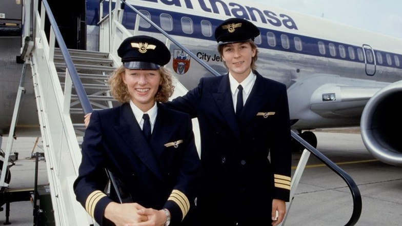 Die ersten, die im Cockpit sitzen durften, waren Nicola Lisy (l) und Evi Hetzmannseder. Sie absolvierten 1988 ihre Linienflüge.