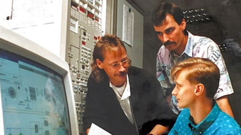 1994 wird Jens Witt (r.) als 23-jähriger Maschinist für das neue Gasturbinen-Heizkraftwerk geschult.