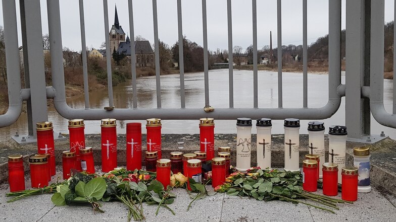 Auf der Brücke, auf der am Neujahrstag Christians Sachen gefunden worden waren, haben Freunde Kerzen aufgestellt und Blumen niedergelegt.