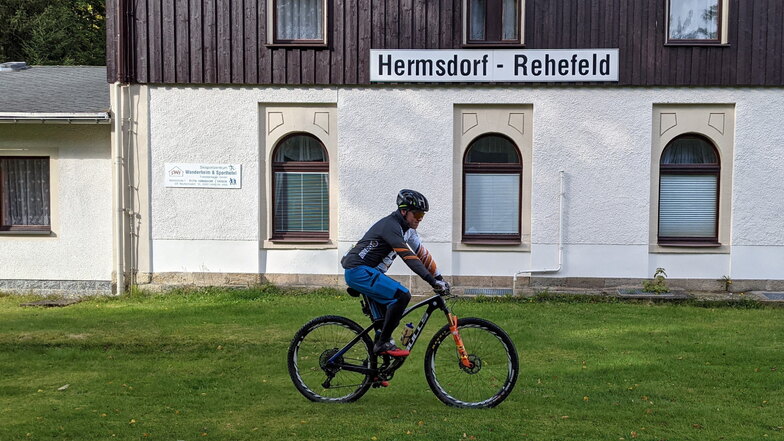 Geschichte erradeln: Hier passiert Mountainbiker Tino Weinberg den einstigen Haltepunkt der Kohlenbahn Nossen-Moldava in Hermsdorf-Rehefeld.