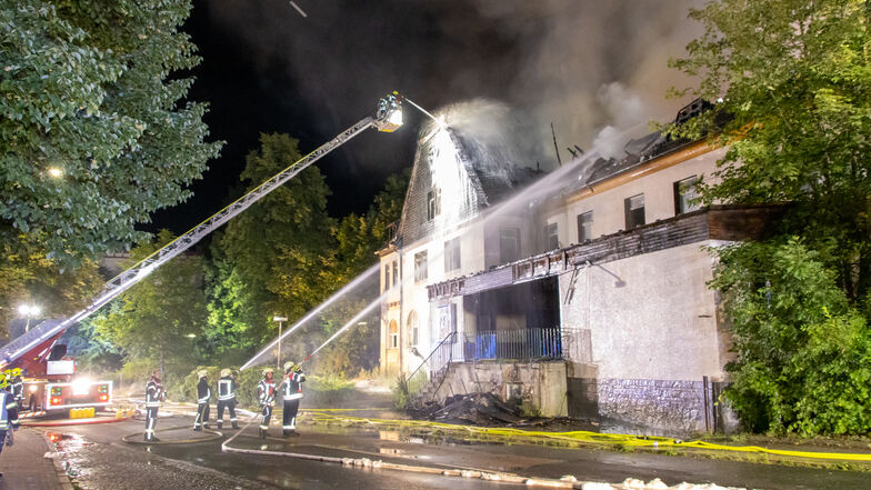 Feuerwehrleute löschen den Brand in einem leerstehenden Gebäude. In der früheren Diskothek in Lichtenstein (Landkreis Zwickau) ist am frühen Sonntagabend ein Brand ausgebrochen.