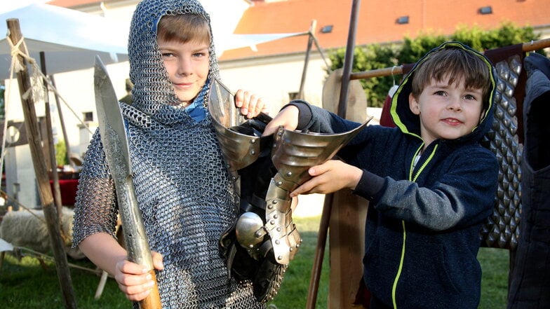 Einmal Ritter sein so wie Finn (9) und Bjarne (5) aus Dohna? Am Wochenende ist das auf Schloss Kuckuckstein möglich.