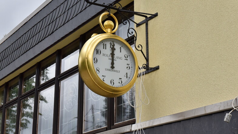 Natürlich hängt eine große Uhr an der Uhrenwelt, auch wenn sie - noch - nicht geht.