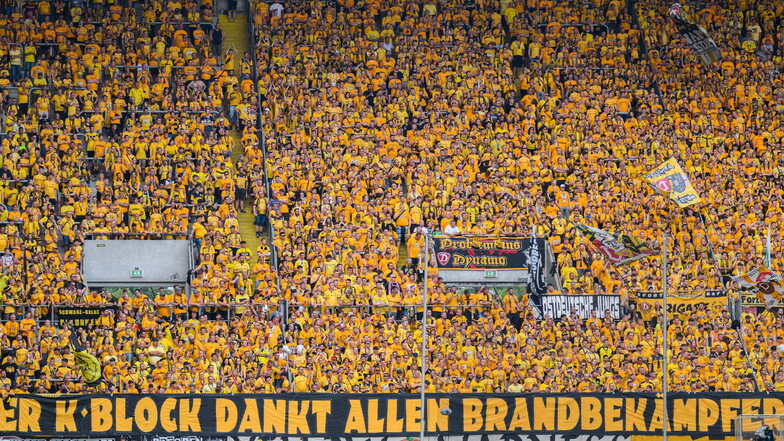 Dynamos Fans im K-Block bedanken sich mit einem Banner bei den Brandbekämpfern in der Sächsischen Schweiz.