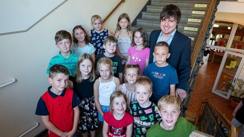 Björn Tscharntke zusammen mit einigen seiner Schüler: Er ist der neue Leiter der Melanchthon-Grundschule Görlitz, die  rund 270 Kinder besuchen.