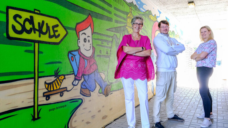 Schulleiterin Gabriele Werner, Künstler Carsten Langner und Elternsprecherin Anke Swoboda freuen sich über den neu gestalteten Schulweg.