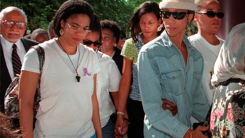 Malikah Shabazz (l), Tochter von Malcolm X, ist gestorben. Auf dem Archivfoto von 1997 ist sie mit ihren Schwestern Ilyasah (3.v.r), Attallah (2.v.r) und Malaak zu sehen.