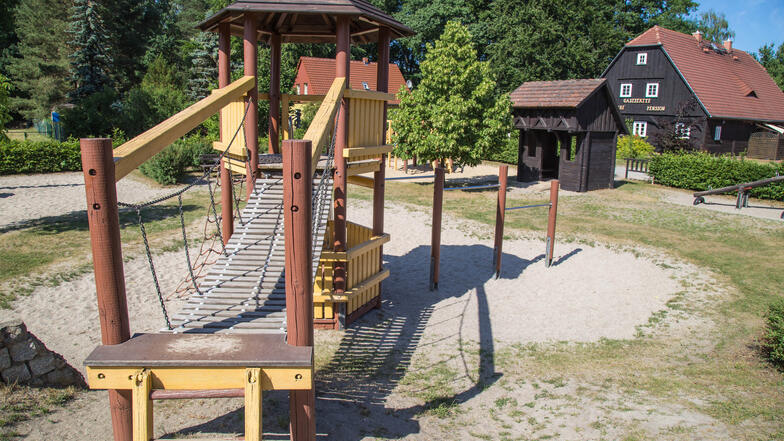 Hier stirbt die Lausitz nicht aus: Die Linken fordern, mit Spielplätzen jungen Familien den Weg in attraktive Orte zu zeigen. Das Foto zeigt den Spielplatz am Erlichthof in Rietschen.