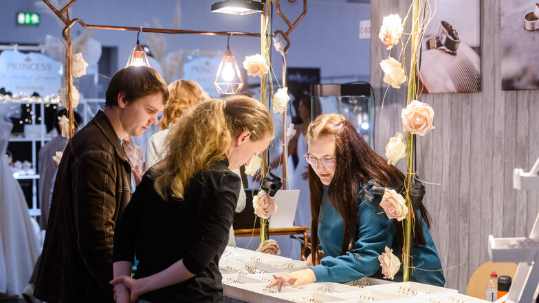 Ewige Liebe in Form von Glanz und Schönheit: Trauringe und Brautschmuck, kunstvoll präsentiert. Der Beginn eines kostbaren Lebenskapitels, festgehalten in edlen Details.