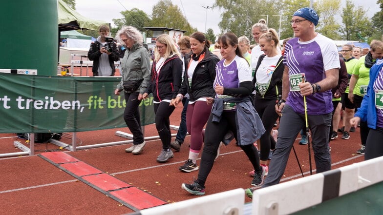 Beim AOK-Firmenlauf am Mittwochabend im Görlitzer Stadion der Freundschaft waren mehr als 1.000 Walker und Läufer am Start.