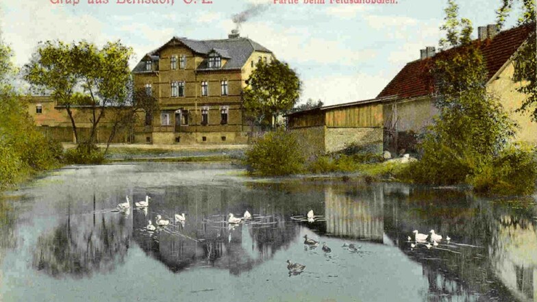 Diese Ansichtskarte zeigt die Gaststätte „Zum Feldschlößchen“. Das Gebäude an sich steht noch, der Teich wurde längst zugeschüttet. Heute finden auf dem Areal im Alten Bauerndorf ab und an kleine Feste statt.