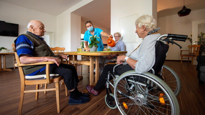 Katharina und Gerhard Schwarz (l.) sowie Annemarie Schelle (r.) trinken gemeinsam mit Pflegekraft Eva im Treff der Tagespflege im ehemaligen Gasthof Grauer Storch eine Tasse Tee.