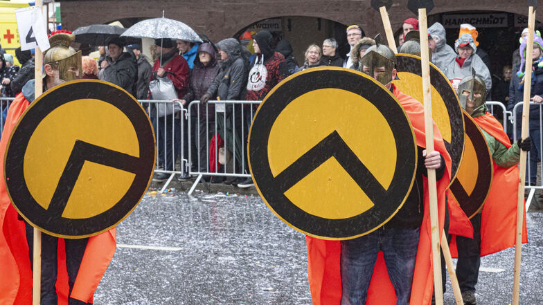 Als Spartaner verkleidet, mischten sich vier Teilnehmer am Sonntag unter den Schirgiswalder Faschingsumzug. Auf ihren Schilden prangt das Logo der Identitären Bewegung.