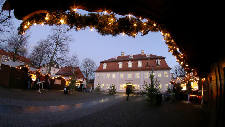 Weihnachtlich wird es auf dem Nieskyer Zinzendorfplatz am Wochenende. Dann öffnet der Weihnachtsmarkt zwischen Bibliothek (im Foto) und Kirche wieder.