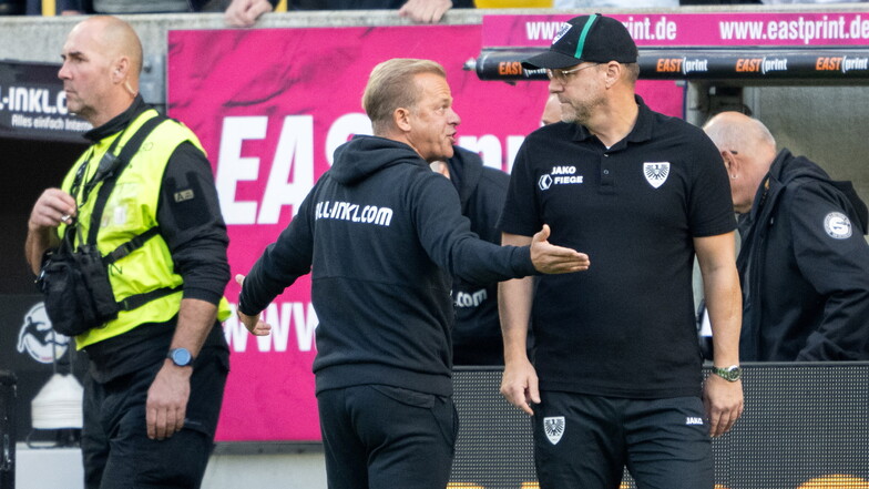 Eine Diskussion neben dem Spielfeld: Dynamo-Coach Markus Anfang im Gespräch mit Münsters Trainer Sascha Hildmann.