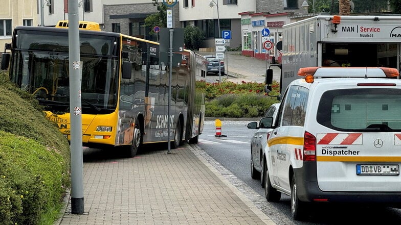 Heidenau: Bus rutscht von der Straße und prallt gegen eine Hecke
