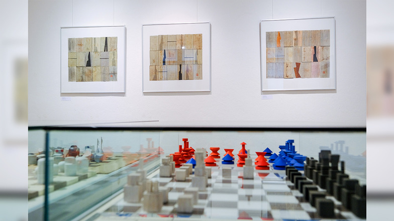 "Die Kunst von Fritz Peter Schulze basiert auf einfachen Elementen, die durch händische Bearbeitung, serielle Kombination und Farbe zu vielfältigen Bildern und Objekten werden", sagte Dresdner Journalistin Ingrid Koch zur Ausstellungseröffnung.