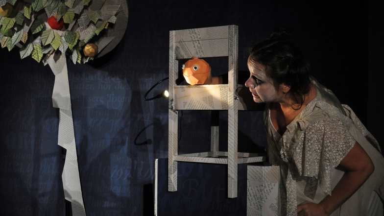 "Die Grimmschwestern" ist ein schräges Märchen für Erwachsene, mit dem Anne Swoboda die Figurentheatersaison einläutet.