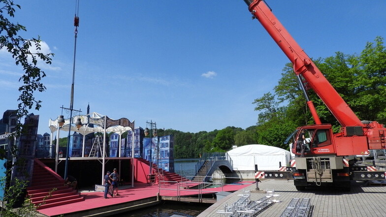 Das Bühnenbild für Franz Lehárs Operette „Der Graf von Luxemburg“ ist auf der Seebühne in Kriebstein angekommen.