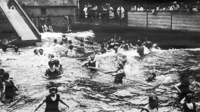 Wie dieses Bild zeigt, genossen bereits im Jahr 1913 die Welle im Bilzbad. Damals konnte man in die Gicht noch rutschen.